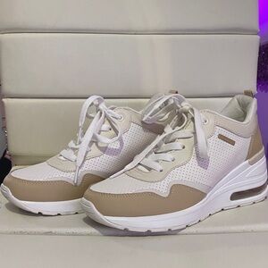 Skechers Women's White and Tan Sneakers